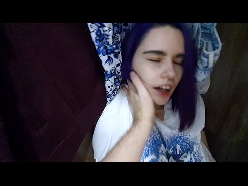 ❤️ Natagpuan ang aking kapatid na babae sa aparador at tinulungan ang kanyang cum ❤❌ super porn sa amin ❌️❤