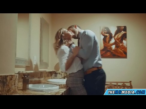 ❤️ Kapag ang isang busty blonde seduces sa isang pampublikong banyo ❤❌ super porn sa amin ❌️❤